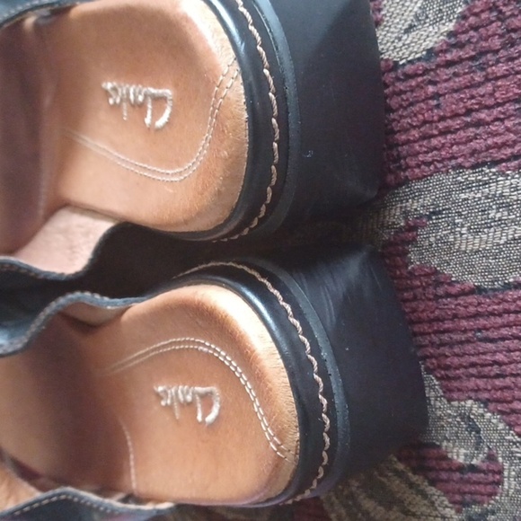 Clarks Black and Tan Slide Sandals, Tooled Leather, 7.5 - Picture 7 of 8